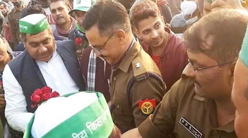 রাজধানীজুড়ে অশান্তির মধ্যেই ‘বন্ধুত্ব’! চিল্লা সীমান্তে পুলিশকে গোলাপ উপহার কৃষকদের