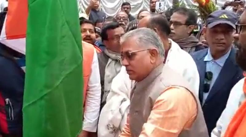সাধারণতন্ত্র দিবসে দলীয় কার্যালয়ে উলটো জাতীয় পতাকা উত্তোলন, বিড়ম্বনায় দিলীপ ঘোষ