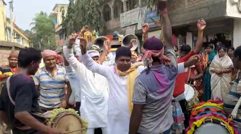 মৃত্যু নাকি উৎসব? ১২০ বছর বয়সি দিদার শেষযাত্রায় উদ্দাম নাচ নাতি-নাতনিদের