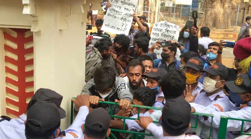 বিশ্ববিদ্যালয়কে গৈরিকীকরণের চেষ্টা উপাচার্যের! বাম ছাত্র সংগঠনের বিক্ষোভে উত্তপ্ত বিশ্বভারতী