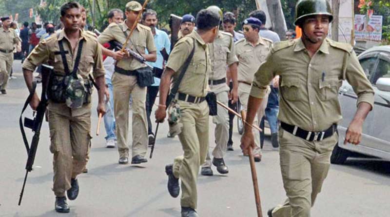 Police allegedly beaten up by mob in Uttar Dinajpur's Karandighi, West Bengal | Sangbad Pratidin