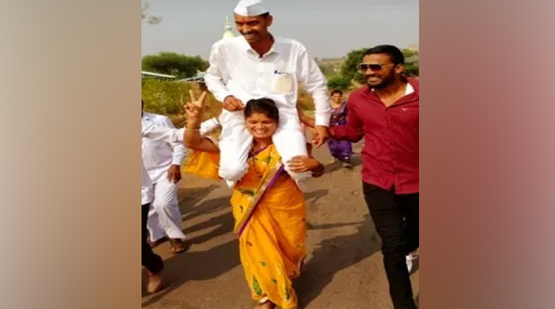 Maharashtra: Woman carries husband on shoulders to celebrate panchayat polls victory| Sangbad Pratidin