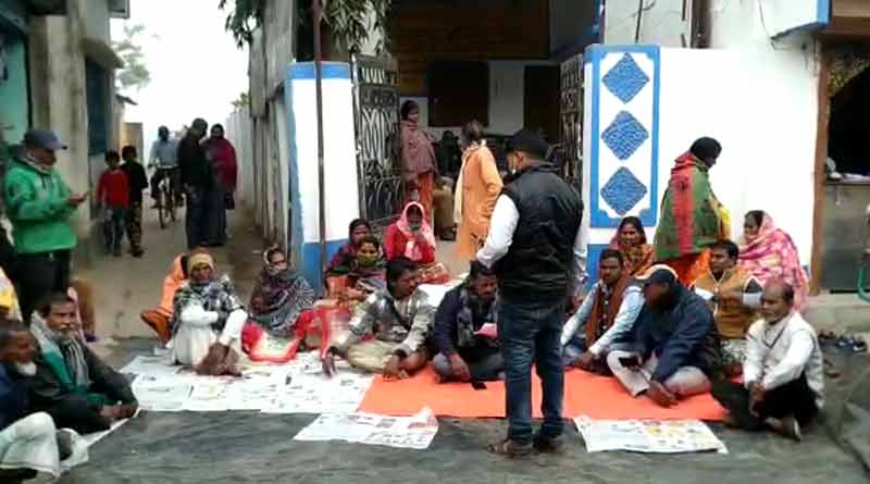 দলের মহিলা কর্মীকে ‘কুপ্রস্তাব’, অভিযুক্তের শাস্তির দাবিতে পঞ্চায়েত অফিসে বিক্ষোভে বিজেপি
