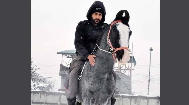 Amazon Delivery boy arrives on horseback In Snow-Covered Srinagar, video went viral | Sangbad Pratidin