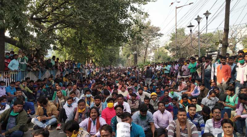 আন্দোলন দমনে বিদ্যুৎ ভবনে পুলিশের লাঠিচার্জের প্রতিবাদ, পরিষেবা বন্ধের হুঁশিয়ারি কর্মীদের
