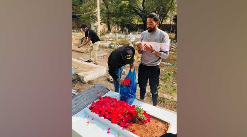 দেশে ফিরেই বাবার কবরের কাছে ছুটে গেলেন মহম্মদ সিরাজ, জানালেন শেষ শ্রদ্ধা