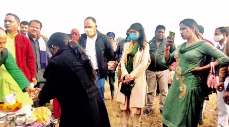 ধন্যি পরোপকার! নিজের গয়না বিক্রি করে রূপান্তরকামীদের জন্য জমি কিনলেন মহিলা