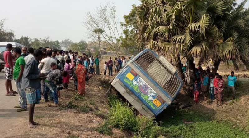 নিয়ন্ত্রণ হারিয়ে ভাতারে উলটে গেল যাত্রীবোঝাই বাস, জখম কমপক্ষে ৫০ জন