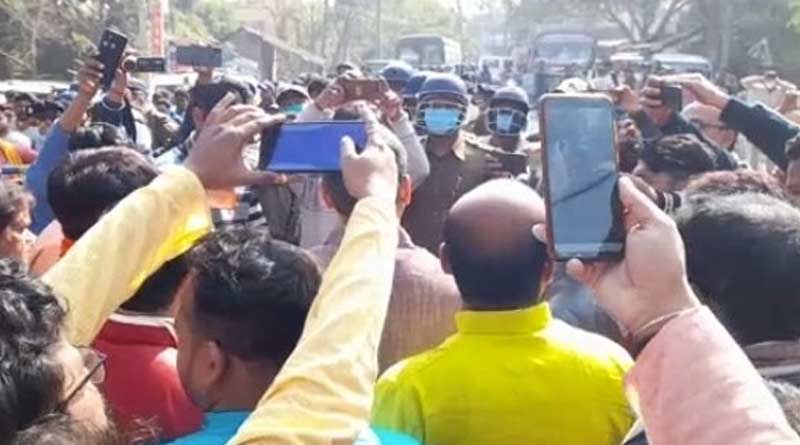 পরিবর্তন রথযাত্রায় বাধা দেওয়ার অভিযোগ, পুলিশ-বিজেপি কর্মী হাতাহাতিতে রণক্ষেত্র বেলডাঙা