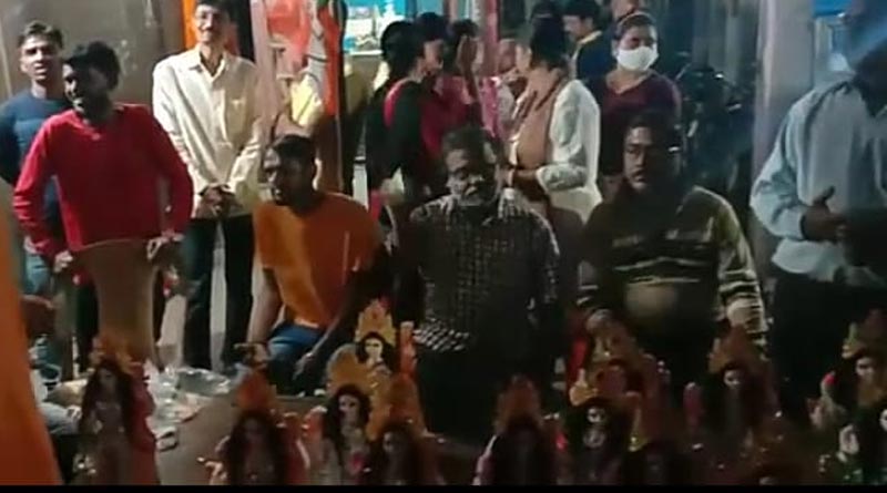 জনসংযোগের নতুন পন্থা, বাঙালি আবেগ ছুঁতে ২ টাকার বিনিময়ে বাগদেবীর মূর্তি বিলি বিজেপির