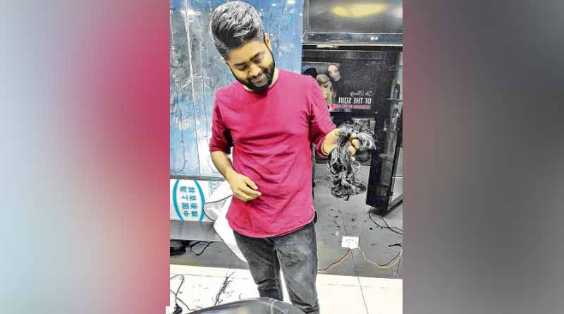 ক্যানসার রোগীদের পাশে দাঁড়ানোর বার্তা, চুল দান করে নজির বাংলার তিন তরুণের