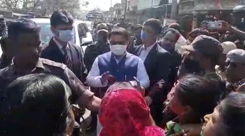 পানীয় জলের সংকট, পুরুলিয়ার বিজেপি সাংসদকে ঘিরে বিক্ষোভ মহিলাদের