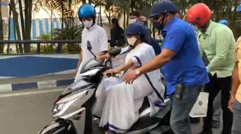 Bengal Chief minister Mamata Banerjee rides e-scooter on way to home from Nabanna as protest|SangbadPratidin