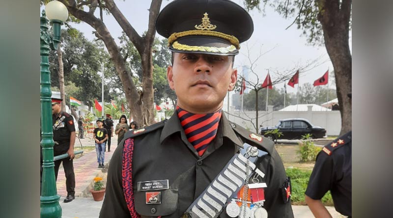এলোপাথাড়ি গুলির মোকাবিলা, পাক জঙ্গি নিকেশ করে সাহসিকতার মেডেল পেলেন বঙ্গতনয়