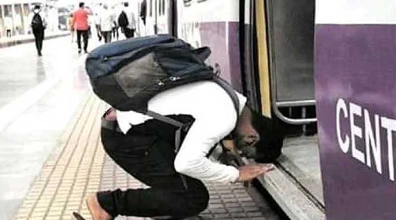 Viral picture shows man bowing before Mumbai local train | Sangbad Pratidin