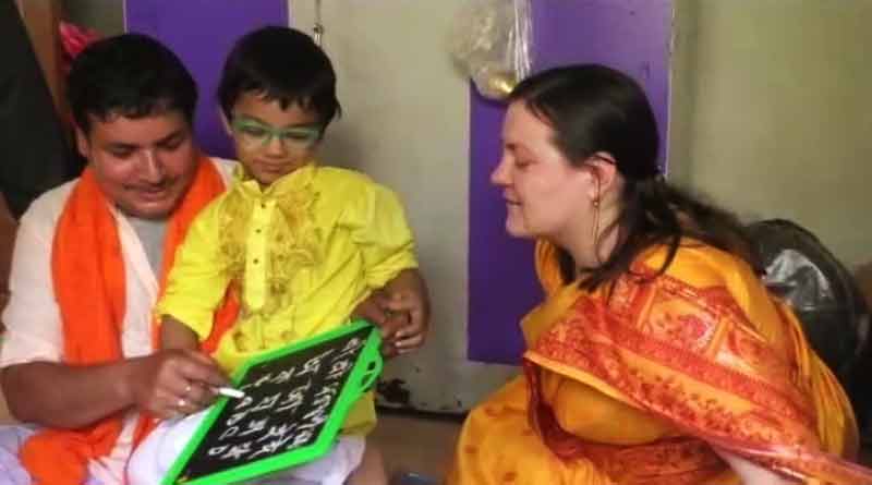 শাড়ি পরে, শঙ্খ বাজিয়ে সরস্বতী পুজো সারলেন রাশিয়ান গৃহবধূ, দেখুন ছবি