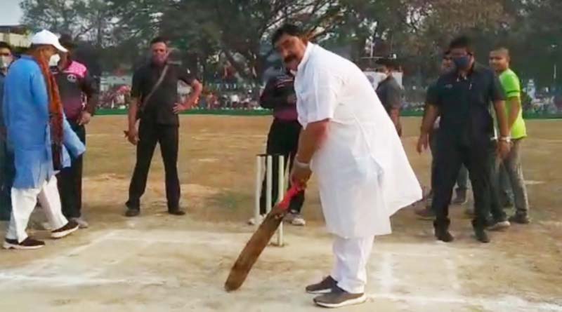 ব্যাট হাতে মাঠে অনুব্রত মণ্ডল! বাউন্ডারি হাঁকিয়ে ‘খেলা শুরু’র ঘোষণা