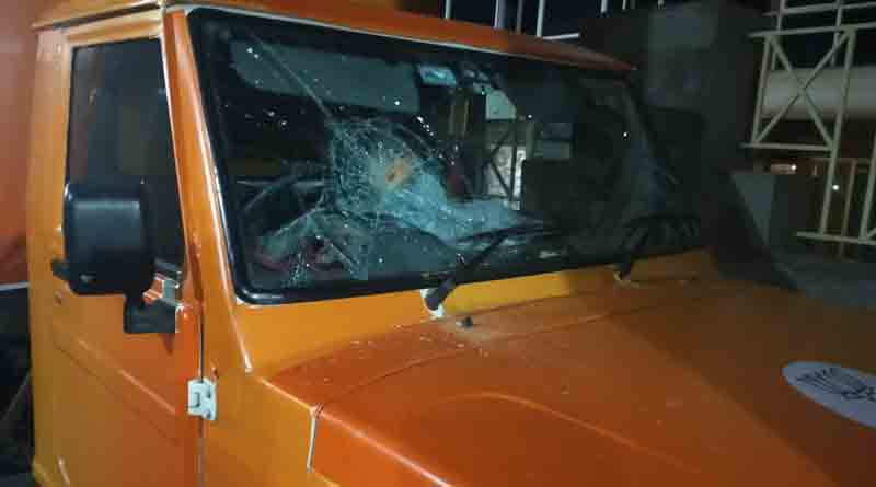 TMC workers allegedly attack Bjp Ratha Yatra tableau at Kadapara | Sangbad Pratidin