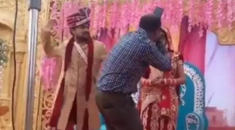 কনের কাছাকাছি গিয়ে ছবি তোলায় বরের হাতে মার খেলেন ফটোগ্রাফার! ভাইরাল ভিডিও