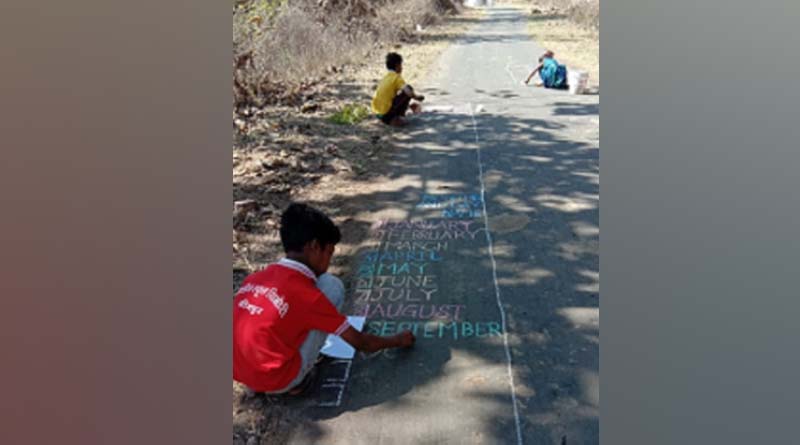 ইচ্ছেটাই সব, রাস্তাকেই স্লেট বানিয়ে লেখাপড়া করছে খুদেরা