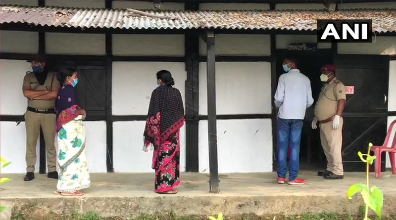 করোনা আবহে অসমে শুরু প্রথম দফার ভোটগ্রহণ, ভাগ্যপরীক্ষা সোনওয়াল-অখিলের