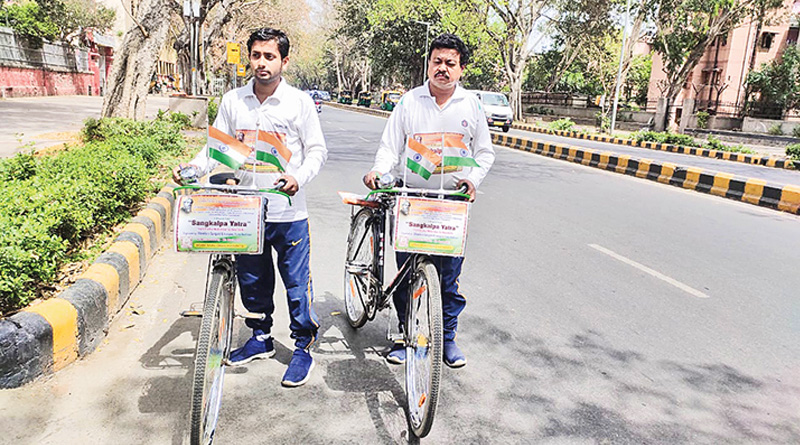 WB elections 2021: Two youths reach Delhi from East Midnapore on bicycles demanding peaceful elections । Sangbad Pratidin