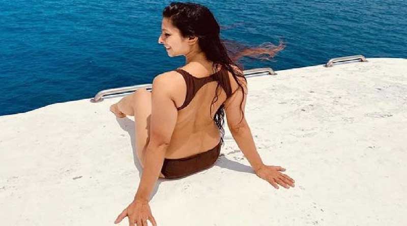 Birthday girl Tanishaa Mukerji's yoga by the beach in Maldives goes viral | Sangbad Pratidin