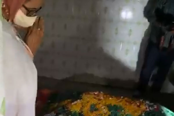 West Bengal assembly polls: Mamata Banerjee makes tea at Nandigram eatery
