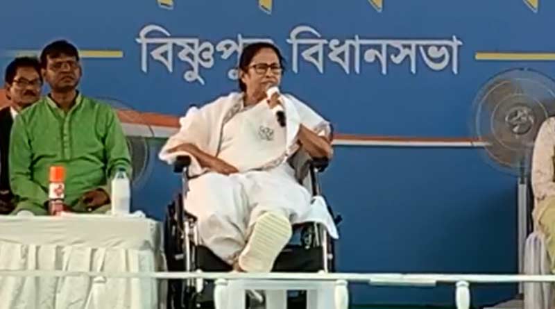 মোদির কটাক্ষের পরও বহিরাগত তত্ত্বে অনড় মমতা, বিষ্ণুপুরের সভায় দিলেন নয়া ব্যাখ্যা