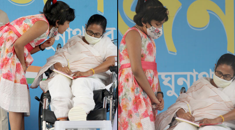 মঞ্চে উঠে মমতার সঙ্গে গল্পে মগ্ন! রঘুনাথপুরের সভায় মেয়েটি কে?