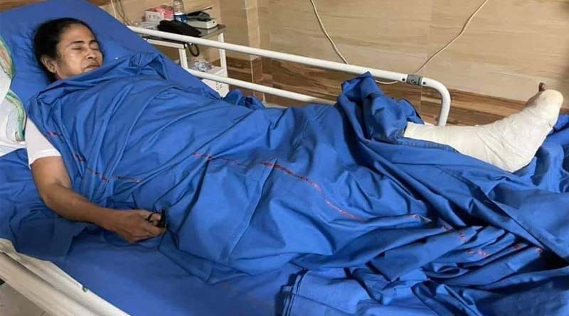 Kolkata: SSKM Hospital staffers try to take photos of Mamata Banerjee's medical reports | Sangbad Pratidin