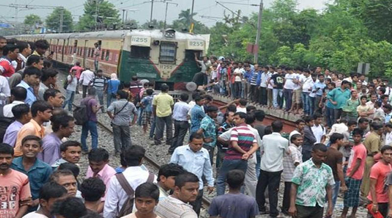 শিয়ালদহ দক্ষিণ শাখায় রেল অবরোধের জেরে ব্যাহত ট্রেন চলাচল, চূড়ান্ত ভোগান্তি যাত্রীদের
