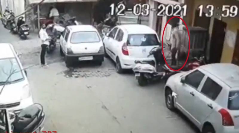 নমাজ পড়তে যাওয়ার পথে মহিলার অন্তর্বাস চুরি! ভাইরাল উত্তরপ্রদেশের যুবকের কীর্তি
