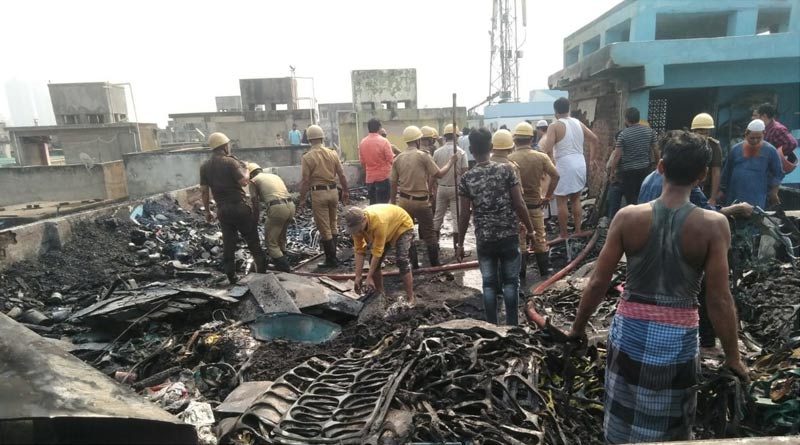 সাতসকালে কলকাতায় অগ্নিকাণ্ড, আগুন নেভাতে হিমশিম খাচ্ছেন দমকল কর্মীরা