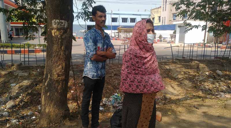 মাঝরাস্তায় টাকা লুট করে চম্পট অ্যাম্বুল্যান্স চালকের, মৃত দাদাকে নিয়ে রাস্তায় পড়ে বোন