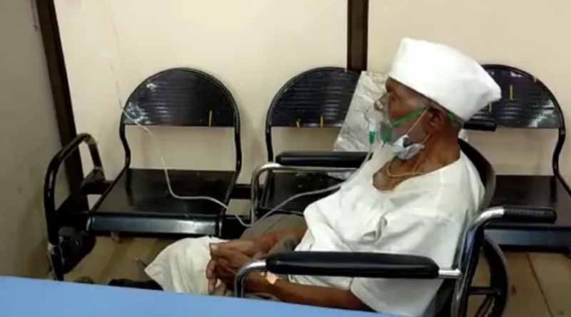 কোভিডে ভেঙে পড়েছে মহারাষ্ট্রের স্বাস্থ্য ব্যবস্থা, হুইলচেয়ারেই অক্সিজেন নিচ্ছেন রোগী!