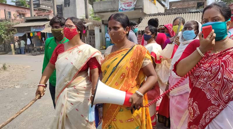 ক্রমশ ভয়াবহ হচ্ছে রাজ্যের করোনা পরিস্থিতি, আমজনতাকে সতর্ক করতে এবার লাঠিহাতে রাস্তায় বধূরা