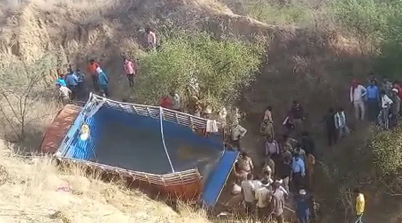 মর্মান্তিক পথ দুর্ঘটনা উত্তরপ্রদেশে, নিয়ন্ত্রণ হারিয়ে খাদে লরি, মৃত ১০