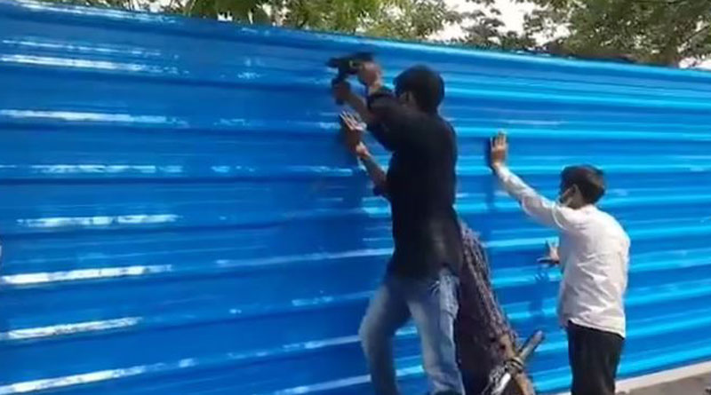 লখনউয়ে করোনায় মৃতদের চিতার সারির ভিডিও ভাইরাল! বিতর্ক এড়াতে শ্মশান ঘেরা হল টিন দিয়ে