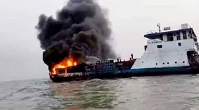মেঘনা নদীতে দাউদাউ করে জ্বলে উঠল ফেরি, পুড়ে ছাই ১০টি গাড়ি