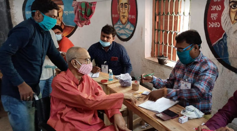 তৃণমূলই সরকার গড়বে, হুইল চেয়ারে বসে ভোট দিয়ে মন্তব্য রেজ্জাকের