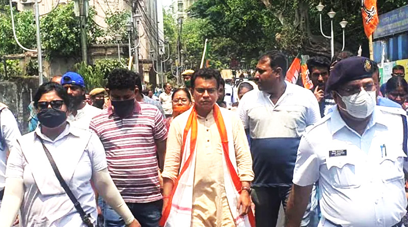 BJP leader Rudranil Ghosh attacked at Bhabanipur while distributing relief | Sangbad Pratidin