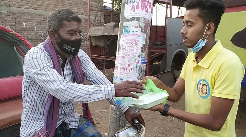 লকডাউনের বাংলাদেশে ব্যতিক্রমী উদ্যোগ, কর্মহীনদের মুখে খাবার তুলে দিচ্ছে শিশু-কিশোররা