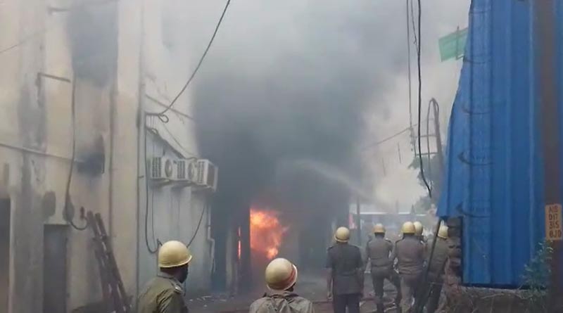 ভোররাতে হাওড়ার তুলোর গুদামে অগ্নিকাণ্ড, শাটার ভেঙে আগুন নেভাতে হিমশিম দমকল কর্মীরা