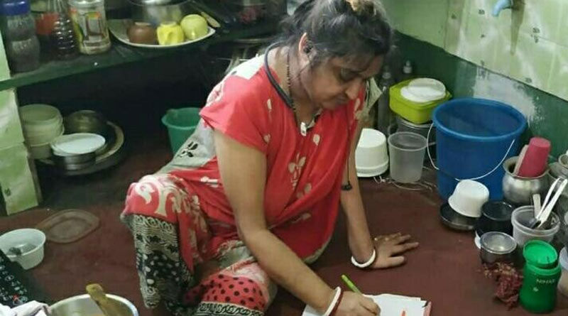 হুইলচেয়ারে বসেই চলছে লড়াই, করোনা আক্রান্তদের পাশে হাওড়ার রজনী