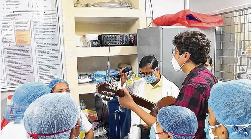 Doctor sing to cheer up COVID patients in Murshidabad Medical College | Sangbad Pratidin