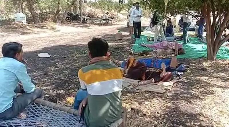 গাছ থেকে ঝুলছে স্যালাইনের বোতল! মধ্যপ্রদেশে মাঠের মধ্যেই করোনার চিকিৎসায় ব্যস্ত হাতুড়েরা