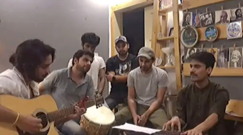 করোনা মোকাবিলায় গান গেয়ে ভারতের পাশে থাকার বার্তা পাক গায়কদের, ভাইরাল ভিডিও