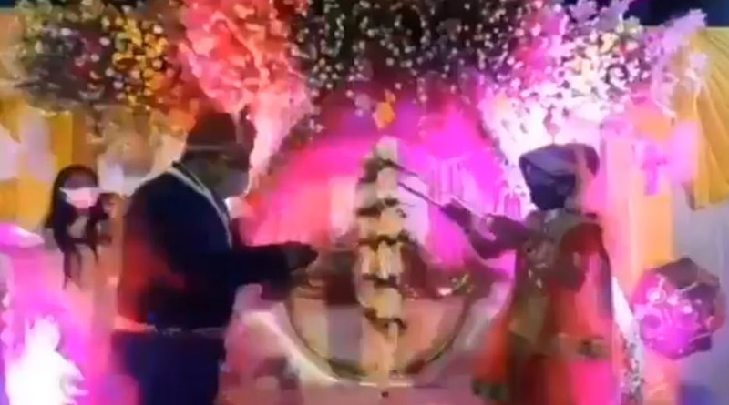 এ কেমন মালাবদল! করোনা কালে অভিনব বিয়ের ভিডিও ভাইরাল