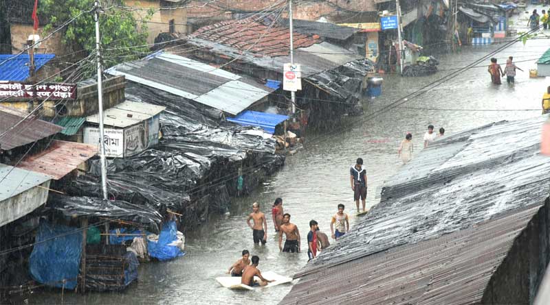 ভরা কোটালে জলমগ্ন কলকাতার বিস্তীর্ণ অঞ্চল, বন্ধ বিদ্যুৎ পরিষেবাও